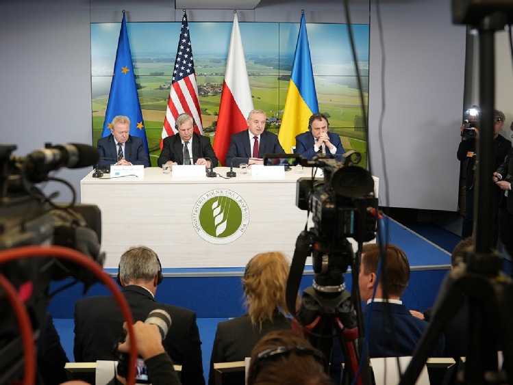 MRiRW: Czterostronne rozmowy na temat pomocy Ukrainie